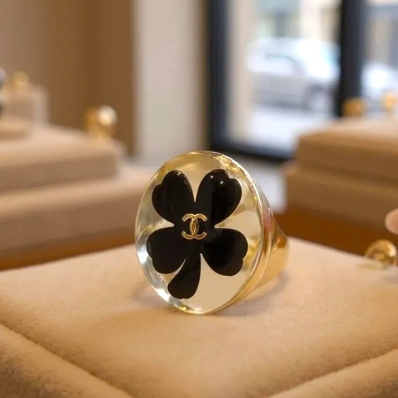 Authentic Vintage CHANEL Lucite Ring LUCKYClover Extremely Rare-Collectors Dream - Picture 3 of 15